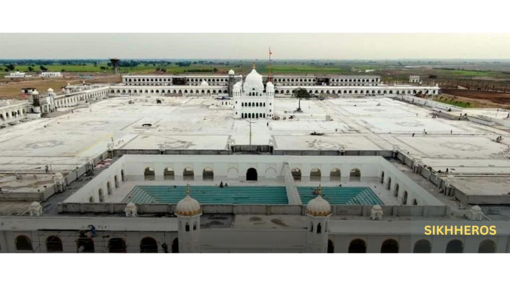 Design and Layout : The gurudwara complex features white marble facades multiple domes and intricately carved arches. 